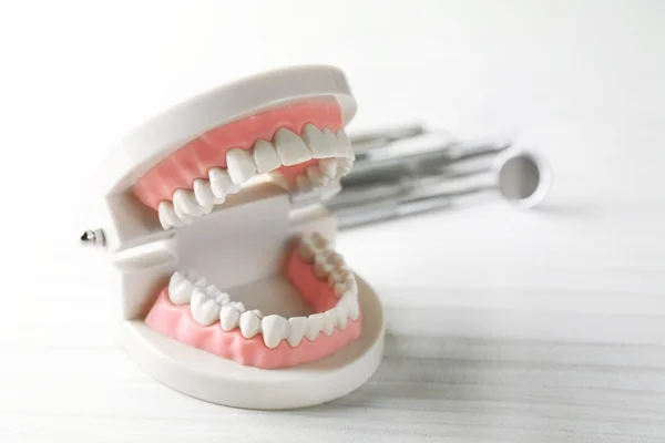 Weiße Zähne auf Tischhintergrund — Stockfoto