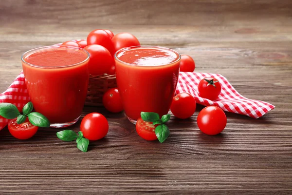 Vasos de jugo de tomate con verduras sobre fondo de madera —  Fotos de Stock