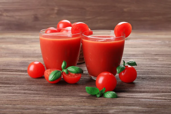 Szklanki soku pomidorowego z warzywami na drewniane tła — Zdjęcie stockowe