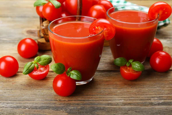 番茄汁，蔬菜上木制背景的眼镜 — 图库照片