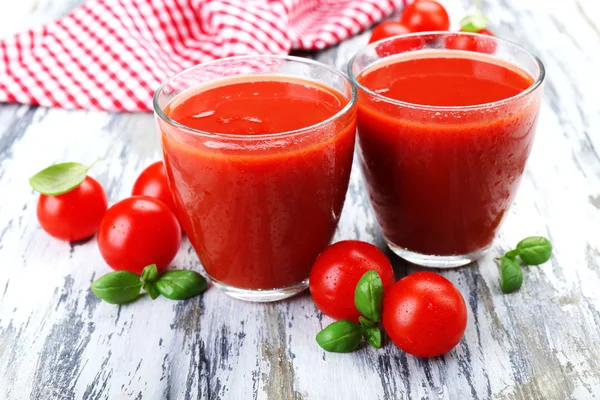 Vasos de jugo de tomate con verduras sobre fondo de madera —  Fotos de Stock