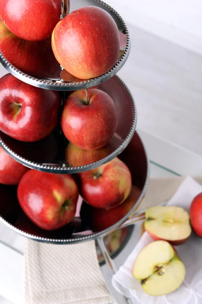 Sabrosas manzanas maduras en bandeja de servir en la mesa de cerca —  Fotos de Stock
