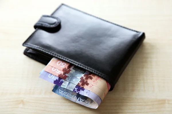 Бумажник с канадскими долларами — стоковое фото