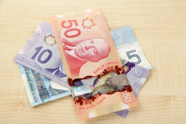 Dollari canadesi sul tavolo di legno — Foto Stock