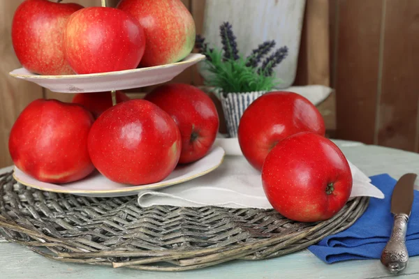 Смачні стиглі яблука на сервіровці на столі крупним планом — стокове фото