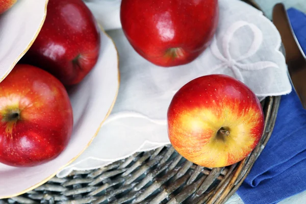 Tasty ripe apples on table close up — Stock Photo, Image