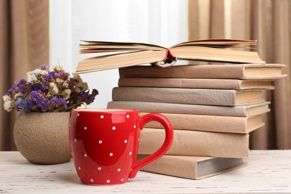 Böcker, cup och växt — Stockfoto