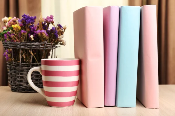 Książki, Puchar i roślin — Zdjęcie stockowe