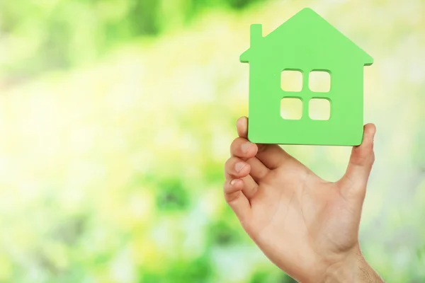 Mano femminile che tiene casa — Foto Stock