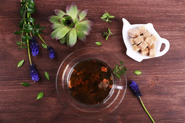 Egy csésze gyógynövény tea virágokkal — Stock Fotó