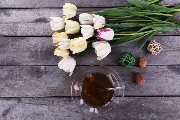 Чашка травяного чая с тюльпанами — стоковое фото