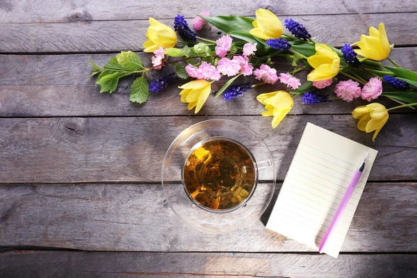 Tasse Kräutertee mit Blumen auf Holztisch, Draufsicht — Stockfoto