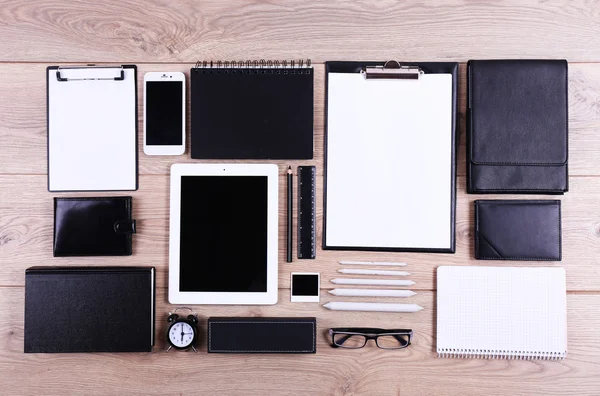 Set van zwarte en witte accessoires op houten tafel, bovenaanzicht — Stockfoto