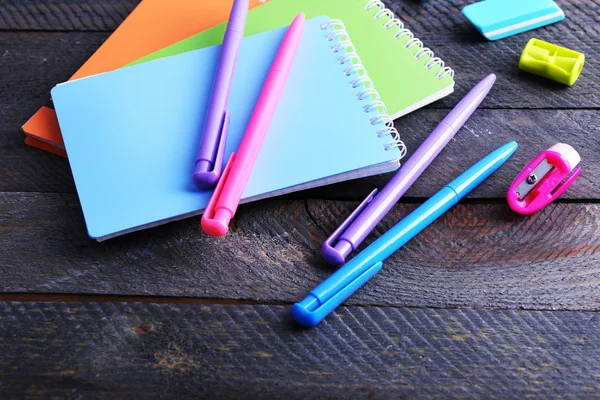 Kleurrijke briefpapier op houten tafel, close-up — Stockfoto