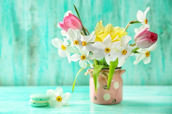 Buquê de primavera em vaso — Fotografia de Stock