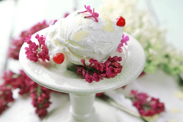 Mooie compositie met lekkere ijs en lila bloemen — Stockfoto