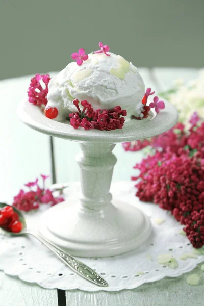 Hermosa composición con sabroso helado y flores lila —  Fotos de Stock