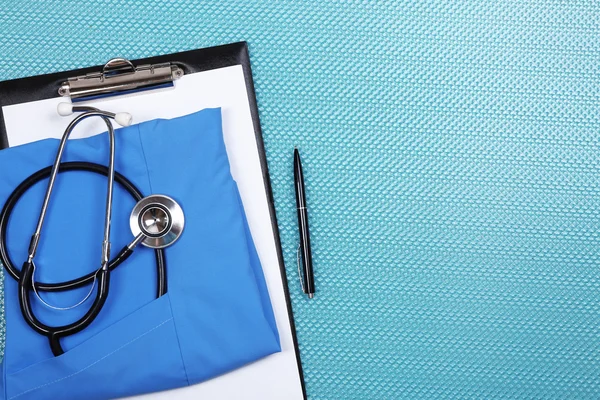 Material médico en el primer plano de la mesa azul — Foto de Stock