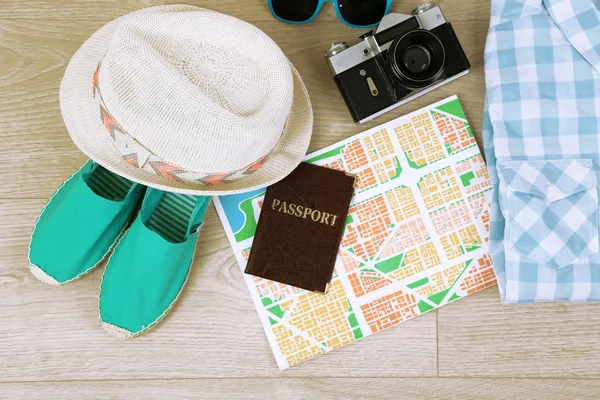 Summer vacation clothes, shoes and hat on wooden background — Stock Photo, Image