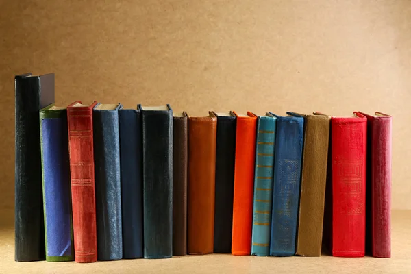 Alte Bücher im Regal — Stockfoto