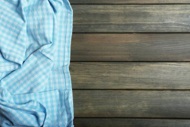 Tahta masadaki peçete.