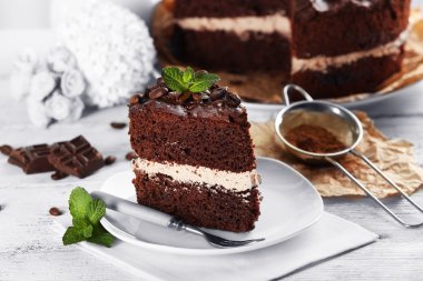 Açık renkli tablo üzerinde lezzetli çikolatalı kek