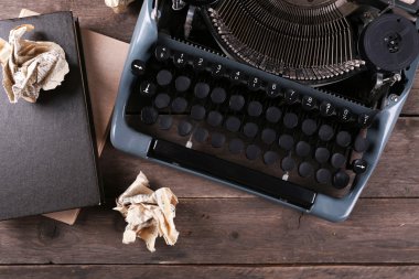 Retro daktiloda ahşap masa, üstten görünüm