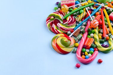 Açık mavi renkli üzerinde renkli şekerler