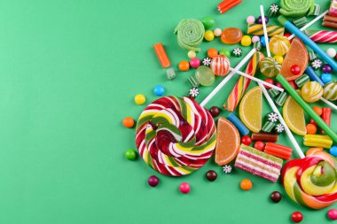 yeşil arka plan üzerinde renkli şekerler