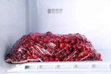 Çanta dondurucu içinde Dondurulmuş çilek yakın çekim