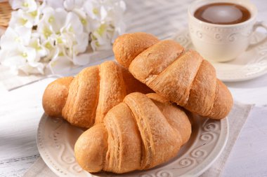 Tablo yakın çekim üzerinde plaka üzerinde lezzetli ay çöreği