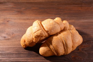 Tablo yakın çekim üzerinde lezzetli ay çöreği