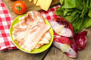 Masaya yemek pişirmek için gıda maddeleri yakın çekim