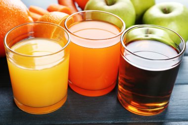 Sağlıklı taze sıkılmış meyve suları ve ahşap masa arka plan üzerinde meyve