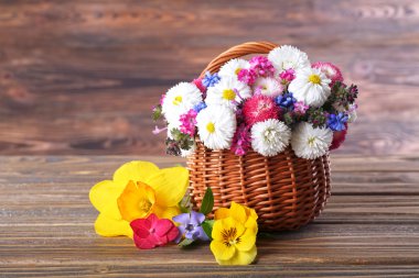 Tahta arka planda güzel bahar çiçekleri