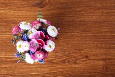 Ahşap masa, üstten görünüm üzerinde renkli papatya