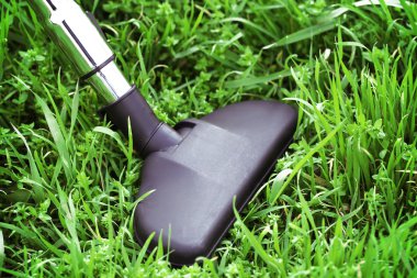 Elektrikli süpürge eylem - temiz halı çok yeşil çim metal boru. Ekoloji kavramı 