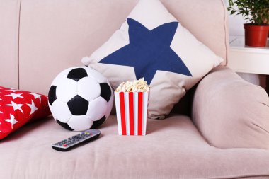 Futbol topu, uzaktan kumanda ve patlamış mısır