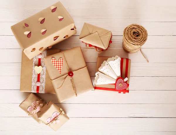 Schöne Geschenkboxen auf Holzgrund. Valentinstag-Konzept — Stockfoto