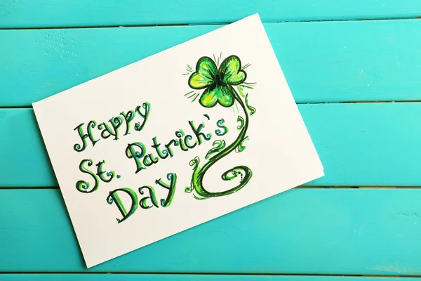 Happy St Patrick's Day card on wooden background — Stock Photo, Image