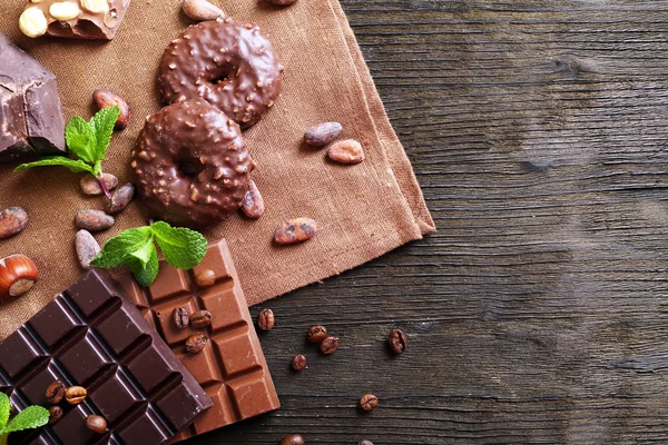 Chocolate with mint, spices and coffee beans on table, closeup — Stock Photo, Image