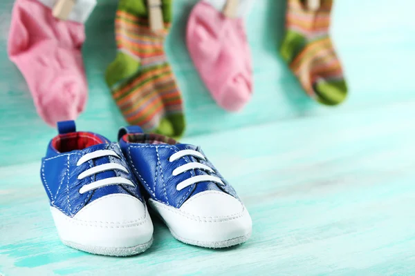 Παπούτσια πολύχρωμα μικρό παιδί σε ξύλινα φόντο — Φωτογραφία Αρχείου