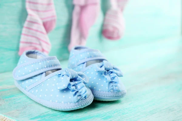 Sapatos de criança bonito no fundo de madeira — Fotografia de Stock