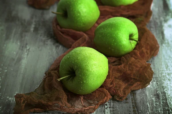 Manzanas verdes sobre mesa de madera con tela, primer plano —  Fotos de Stock