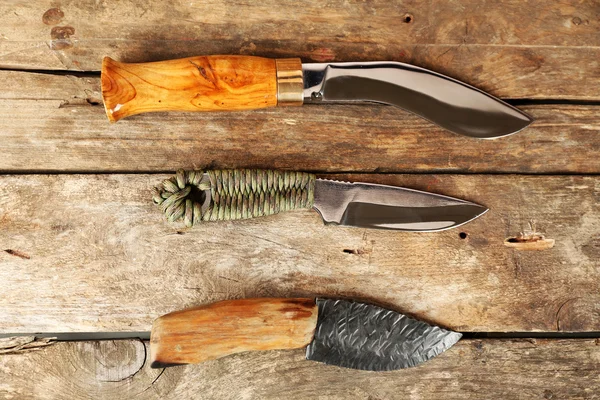 Coltelli da caccia su sfondo di legno — Foto Stock