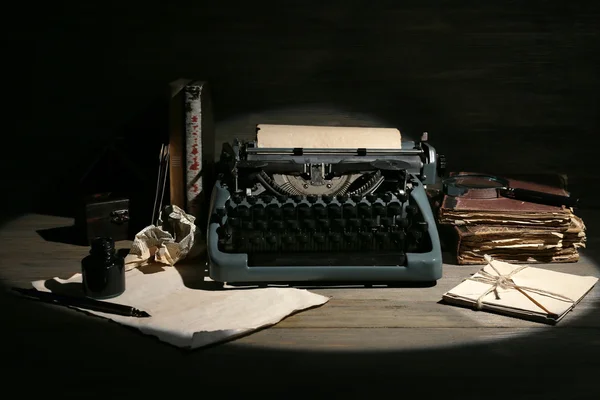 Ретро пишущая машинка в светильнике на деревянном фоне — стоковое фото