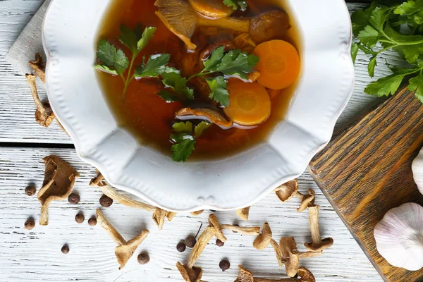 Soupe aux champignons sur table en bois, vue sur le dessus — Photo