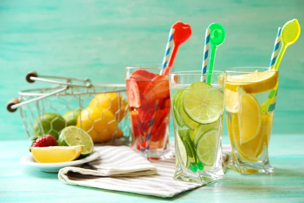 Cócteles con fresas frescas y limones sobre fondo de madera — Foto de Stock