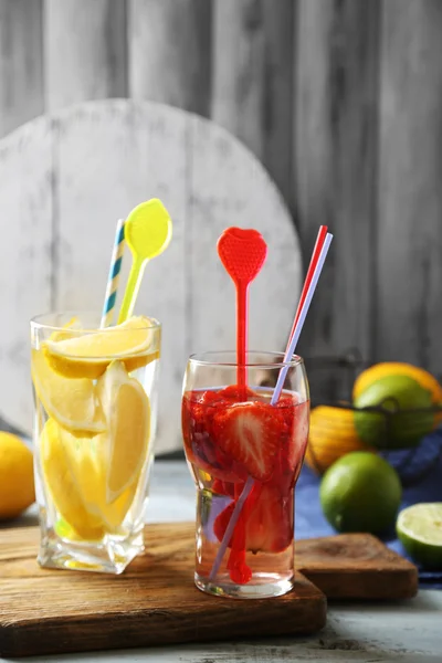 Cocktails with fresh strawberries and lemon lime on wooden background — Stock Photo, Image