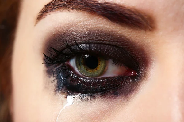 Close-up van oog van jonge vrouw met tear drop — Stockfoto